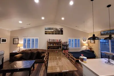 Image de Downtown Diamond in the Rogue - Sleeps! 5 Beds in 2 bed 2. 5 bath Mfr Home