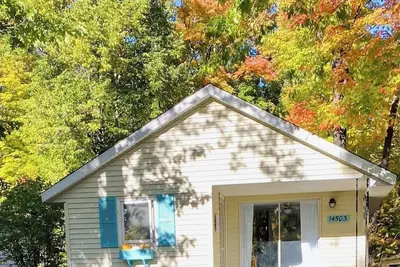 Image de Long Lake Getaway - Hot Tub - Fireplace - Pet Friendly - Close to Alpena