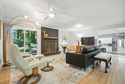 Image de Designer Home in Secluded Location in Charlotte