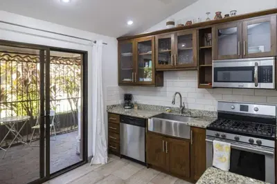 Image de Just 150m from the beach! Hear the waves from this beautiful one floor condo!
