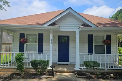 Image de Cozy newly renovated home with all new furniture and appliances. Nice size rooms