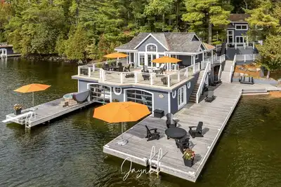 Image de 4 bed 4 bath cottage on Lake Rosseau
