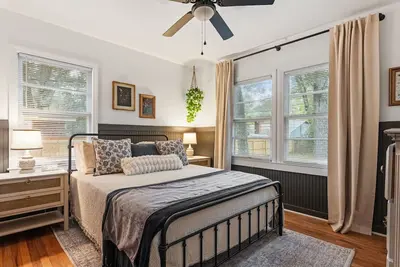 Image de Cottage Charm Awaits in This Sweet Rome Retreat