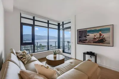 Image de Penthouse with Panoramic Lake Views