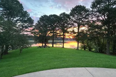Image de Waterfront Retreat for 8 w/Fire Pit, Boat Dock, no steps to water! 3br/2ba