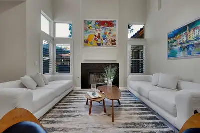 Image de Cozy & Modern Retreat—Hot Tub, Fire Pit & Perfect for Families