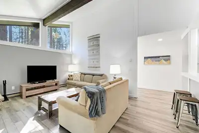 Image de This light-filled alpine retreat blends rustic charm with modern style.