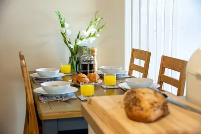 Image de Marine Apartment - sleeps 4 guests  in 2 bedrooms