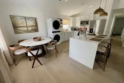 Image de Snowbird special! Monthly discount… 10 miles from the beach!