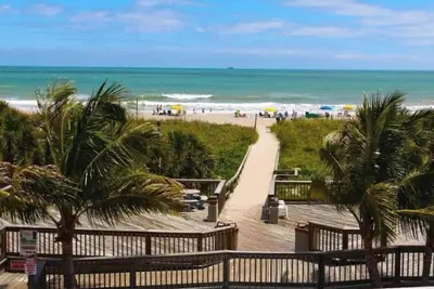 Image de Charming 2-bedroom villa with private beach access in Cocoa Beach.