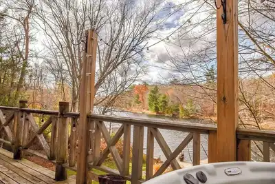 Image de Snowy river views from the hot tub. Perfect for après ski or a cozy winter stay.