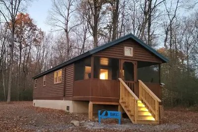 Image de Bluebird Cabin - Brand New Cozy Log Cabin on 5-Wooded Acres / Pet-Friendly!