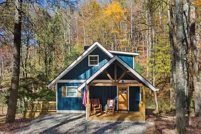 Image de Sky Valley-Cozy Blue Cottage with Pond