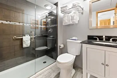 Image de Cozy hotel in Avon, Co - sleeps 4 ppl, w/kitchenette, 421 sq. ft.