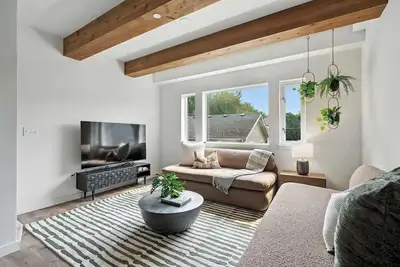 Image de The Adelynn 5br - Sleek - Spacious - Walkable