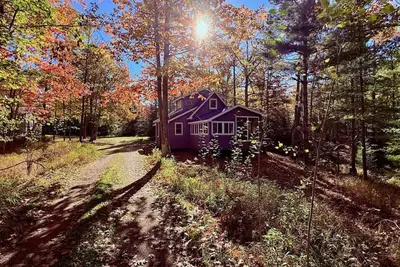 Image de Tig Foster, nestled among the whispering pines and birch trees of Madeline Island