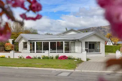 Image de Lara`s Lake and Mountain Escape