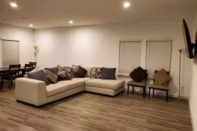 Image de Fully Furnished Family Paradise: Enjoy Life in this spacious & serene space.