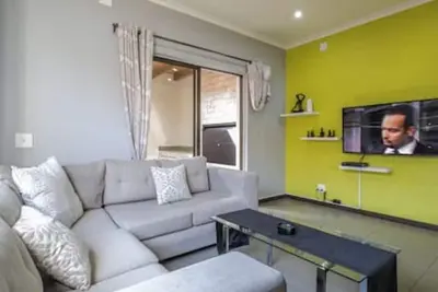 Image de Modern 3 Bedroom with spacious braai area by Ctha