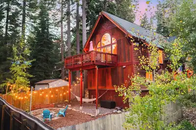Image de Outdoor Dining, Backyard & Trails Nearby | Cedar Hollow Retreat by AvantStay