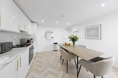 Image de Enjoyable Cornerstone cottage with Ac in charming Orpington. Sleeps 7 people