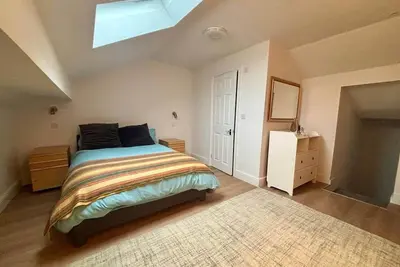 Image de Room 5 - Spacious Loft Ensuite Room near Liverpool