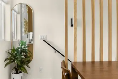 Image de Modern, spacious home in West Seattle—perfect for work, play, or getaway.