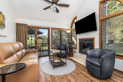 Image de Enjoy A Warm Winter's Night at our Artist's Retreat - Comfy Beds, Cozy Vibe!