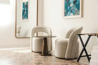 Image de A calm, radiant escape where design and serenity meet ✨ Balluta 14. 1 The Marquis is a luminous luxury apartment adorned with soft tones, sculptural furniture, and refined detail in Balluta’s most elegant quarter 🌿🌊