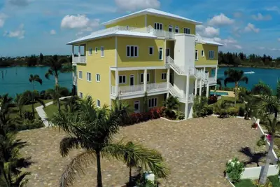 Image de Waterfront Charming Condo in Lucayan Gardens