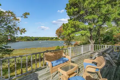 Image de Waterfront Home Overlooking Taylor's pond (2417)