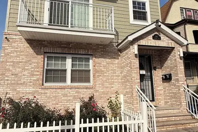 Image de Art Gallery Home with 2-bedroom & dedicated Game-room.