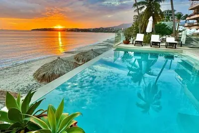 Image de Beachfront Luxury Penthouse in Mar Azul in Bucerias | Sleeps 8 | 4br/3ba 🌊<br><br>Stay in style at this brand-new beachfront penthouse in Bucerías! Featuring 4 bedrooms, 3 full baths, and 9 beds, it comfortably sleeps up to 8 guests. Enjoy high ceil