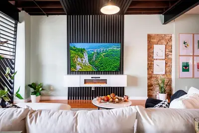 Image de StayAwhile: The Mass St Retreat