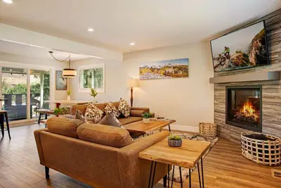 Image de Updated condo w/ private balcony, grill, fast wifi & great location