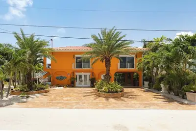 Sunset Reef 2bed/2bath updated single family with private pool & dockage