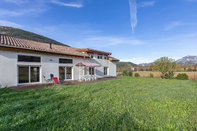 Image de Gîte « L'éco-logis du Clos des Tilleuls » avec vue sur la montagne, terrasse et jardin partagés