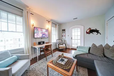 Image de Boutique Elizabeth King Suite | Private Balcony | Walk to Novant