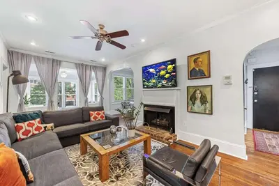 Image de Historic Myers Park 2br Apartment · Private Sunroom & Free Parking · near Uptown