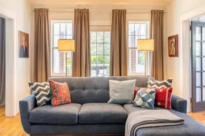 Image de The Home Collection: Historic 2br Ground Floor Condo Steps to Latta Park