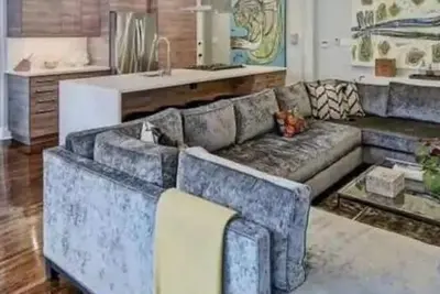 Image de Historic Myers Park 2br Apartment · Sunroom, Balcony & Free Parking Near Uptown