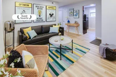 Image de Playful, walkable, and comfortable, just steps from Mass Street.