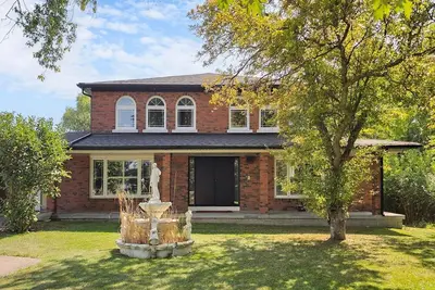 Image de Luxury Country Estate in Stouffville | Huge Yard • Sunroom • Games & Family Fun