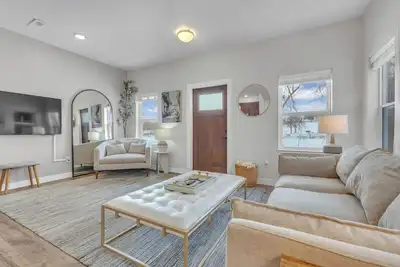 Image de At River's Edge - Charming 2br River Retreat with Garage