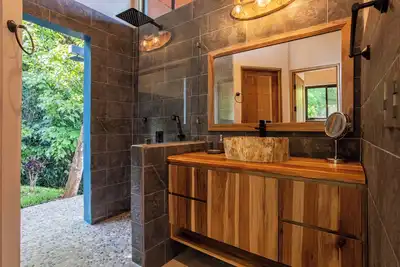 Image de Stunning views overlooking the Pacific Ocean- Infinity Edge Pool - Vast Wildlife