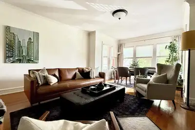 Image de Cozy 2 Vintage 2 Bedroom in Andersonville / Steps from Shops, Metra & Chicago L