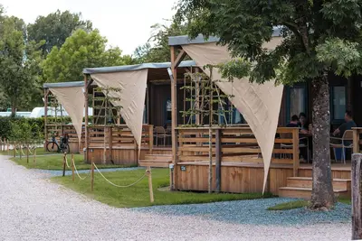 Image de If you want to stay on a campsite but do you value space and privacy - especially in the bathroom? Why not rent one of our luxury Premium - lodges with 2 (! ) bathrooms in the unspoilt landscape of the Dutch province of Limburg. You can find these lod