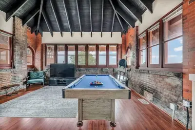 Image de Urban Industrial Penthouse | Game Room Pool Table