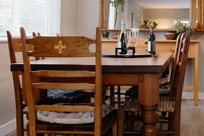 Image de Kits Beach Escape: Cozy 3-Bed Main Floor Home + Free Parking & Deck