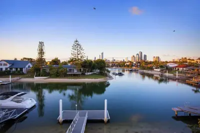 Image de This Waterfront has spa and two swimming pools in an architectural design.